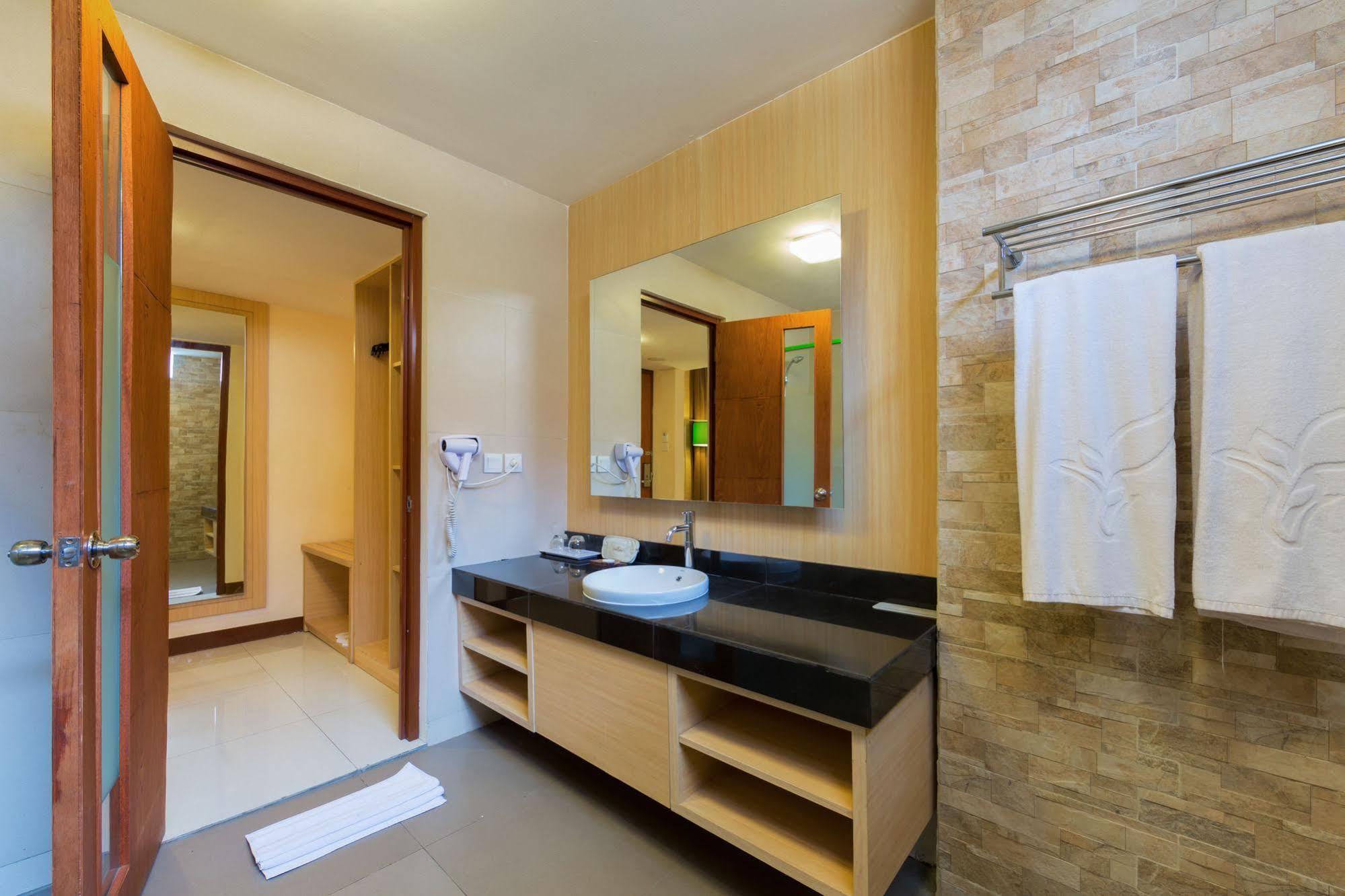Vihan Suites Bali Kuta Lombok Exteriör bild